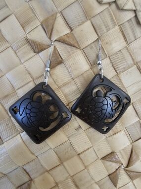 Hand-Carved Turtle Coconut Wood Earrings - Dark Brown 2 Pieces